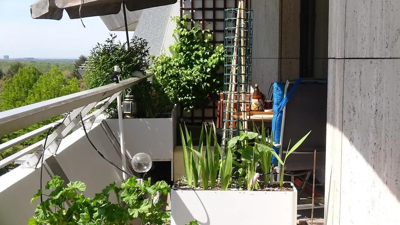 Guestroom With Wide View And Pool Near City Side, 2Nd Guest With Extra Bed Possible Frankfurt am Main Homestay
