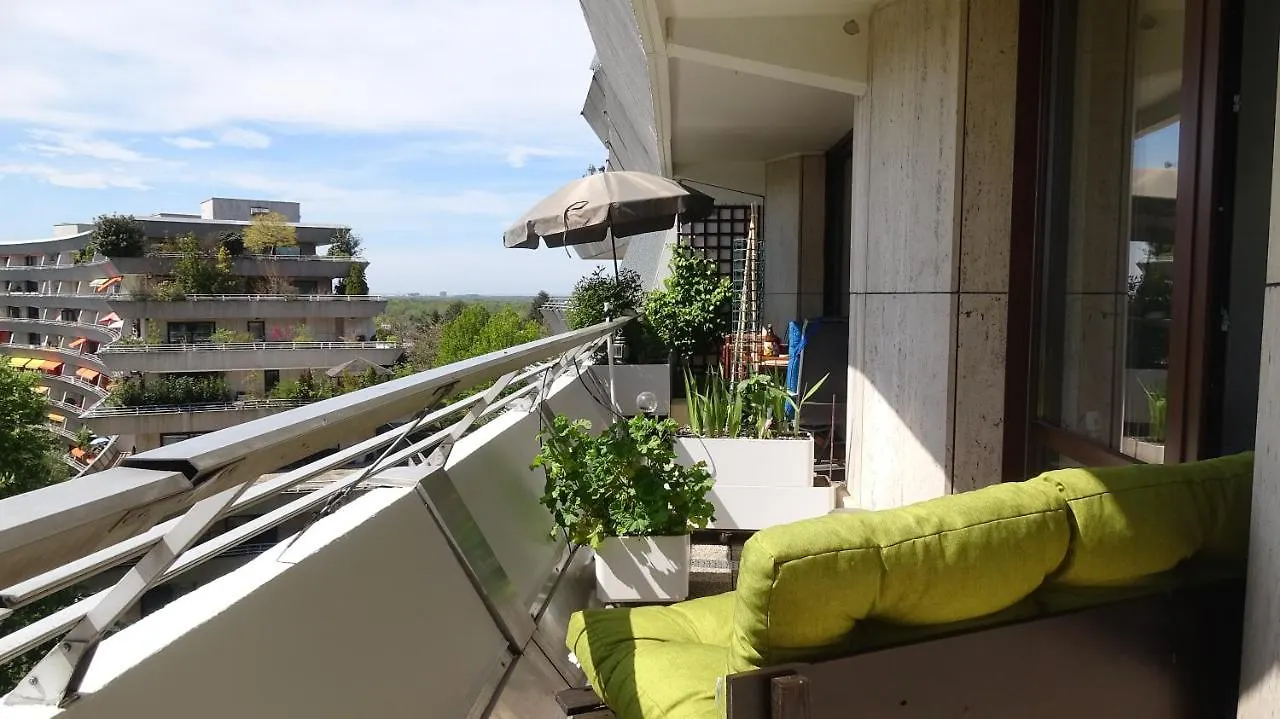 Guestroom With Wide View And Pool Near City Side, 2Nd Guest With Extra Bed Possible Frankfurt am Main Homestay