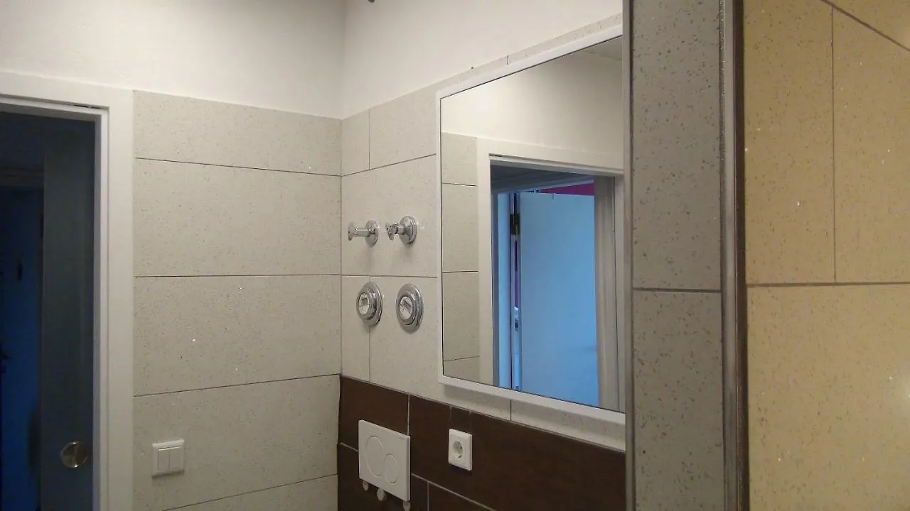 Guestroom With Wide View And Pool Near City Side, 2Nd Guest With Extra Bed Possible Frankfurt am Main