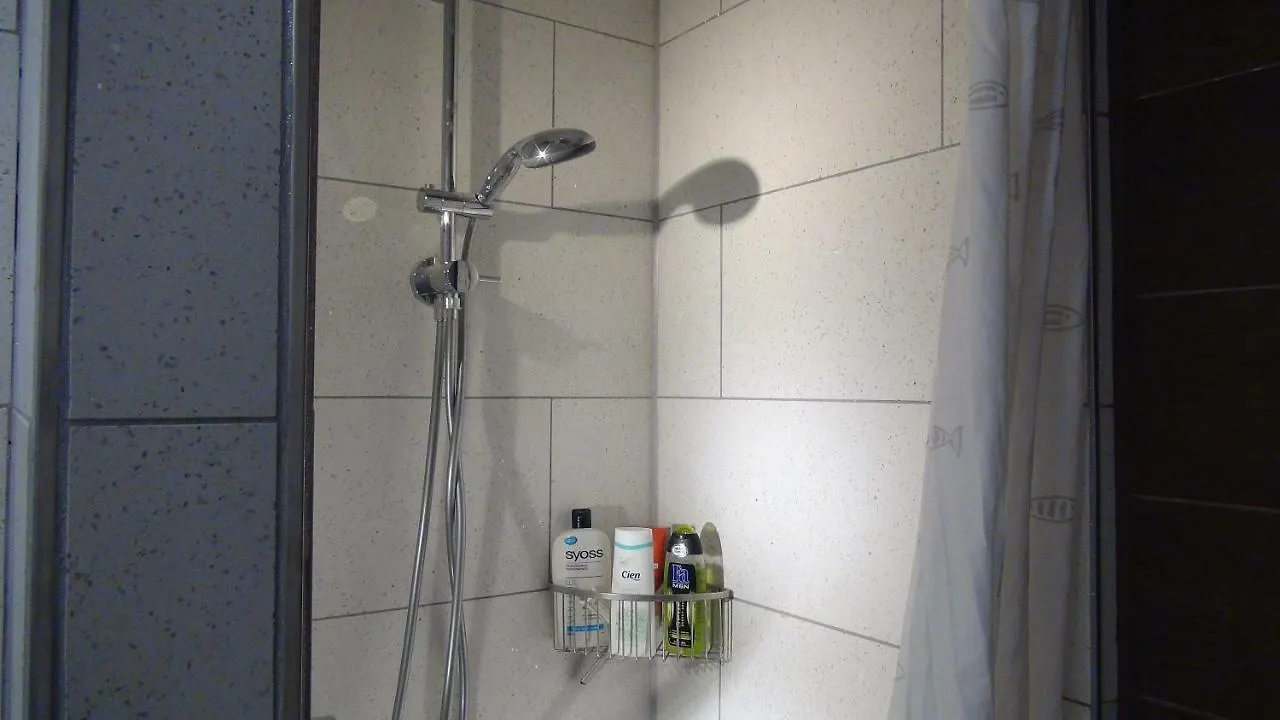 Guestroom With Wide View And Pool Near City Side, 2Nd Guest With Extra Bed Possible Frankfurt am Main Homestay