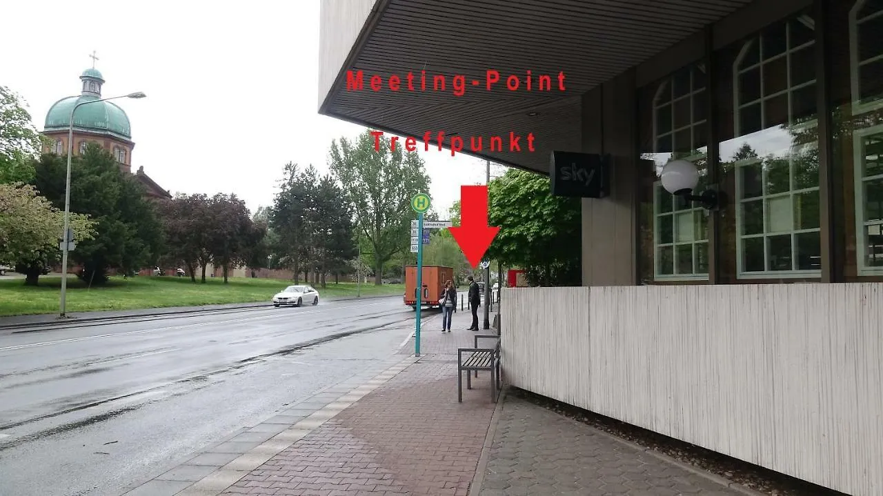 Guestroom With Wide View And Pool Near City Side, 2Nd Guest With Extra Bed Possible Frankfurt am Main